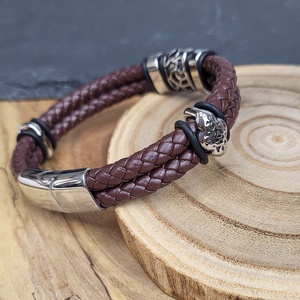 Férfi fonott Bőr karkötő barna, nemesacél mágnes csattal és kiegészítőkkel - ékszer - karkötő - fonott karkötő - Meska.hu