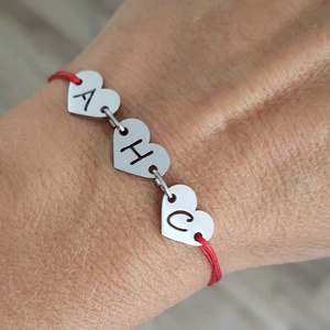 Monogramos szív zsineg karkötő   ( 3 db medál) - ékszer - karkötő - karkötő medállal - Meska.hu