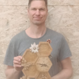 méhecske méhóra virágóra méhészeti ajándék méhsejt falióra faóra egyedióra méhészóra virágosóra méh méhészeknek óra fa - otthon & életmód - dekoráció - fali és függő dekoráció - falióra & óra - Meska.hu