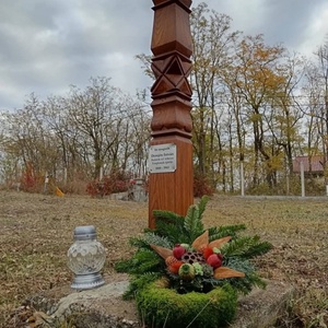 kopjafa síremlék fejfa fafaragás emlékmű köztériemlékmű kopjafafaragás köztériszobor székelykapu faragott oszlop - otthon & életmód - vallás - temetkezési tárgy - sírdísz, kegyeleti dísz - Meska.hu