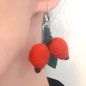 Tűnemez csipkebogyó fülbevaló - ékszer - fülbevaló - lógó fülbevaló - Meska.hu