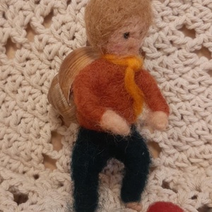 Tűnemezelt csigamanó fiúcska csipkebogyóval - Meska.hu