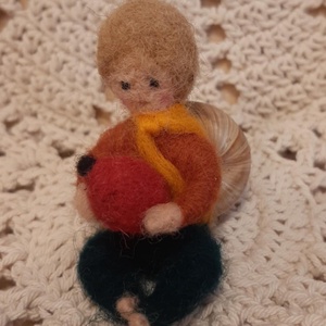 Tűnemezelt csigamanó fiúcska csipkebogyóval - otthon & életmód - dekoráció - manók - Meska.hu