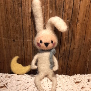 Tűnemez nyuszi holddal - otthon & életmód - dekoráció - manók - Meska.hu