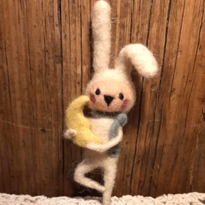 Tűnemez nyuszi holddal, Otthon & Életmód, Dekoráció, Manók, Nemezelés, MESKA