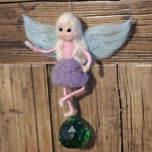 Nemez tündér zöld üvegkristály napfogóval - otthon & életmód - dekoráció - fali és függő dekoráció - függődísz - Meska.hu