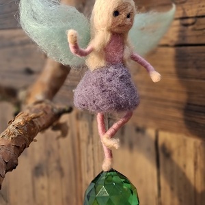 Nemez tündér zöld üvegkristály napfogóval - otthon & életmód - dekoráció - fali és függő dekoráció - függődísz - Meska.hu