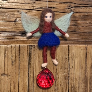 Nemez tündér piros üvegkristály napfogóval, Otthon & Életmód, Dekoráció, Fali és függő dekoráció, Függődísz, Nemezelés, MESKA