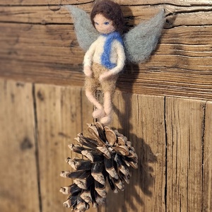 Nemez tündefiú tobozzal - függődísz - otthon & életmód - dekoráció - fali és függő dekoráció - függődísz - Meska.hu