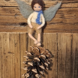 Nemez tündefiú tobozzal - függődísz - otthon & életmód - dekoráció - fali és függő dekoráció - függődísz - Meska.hu