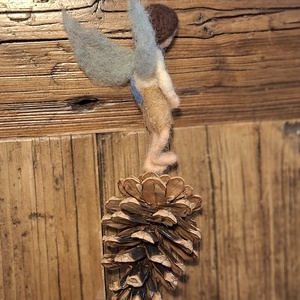 Nemez tündefiú tobozzal - függődísz - otthon & életmód - dekoráció - fali és függő dekoráció - függődísz - Meska.hu