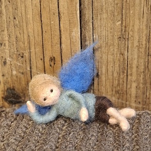 Nemez tündefiú barna nadrágban , Otthon & Életmód, Dekoráció, Manók, Nemezelés, MESKA