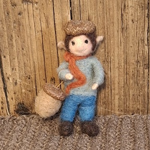 Nemez manó tölgyfamakk kalapban, Otthon & Életmód, Dekoráció, Manók, Nemezelés, MESKA