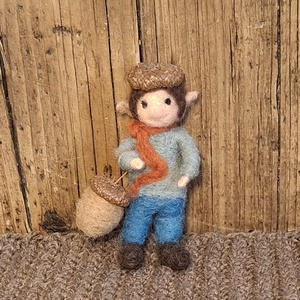 Nemez manó tölgyfamakk kalapban - otthon & életmód - dekoráció - manók - Meska.hu