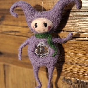 Napfényfogó lila manó, Otthon & Életmód, Dekoráció, Fali és függő dekoráció, Függődísz, Nemezelés, MESKA