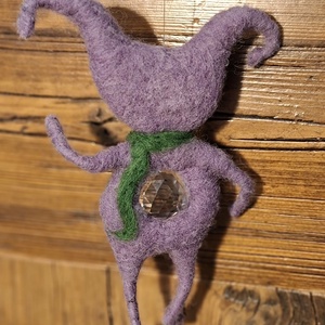 Napfényfogó lila manó - otthon & életmód - dekoráció - fali és függő dekoráció - függődísz - Meska.hu