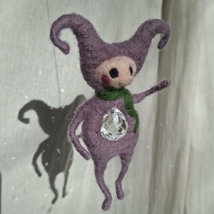 Napfényfogó lila manó - otthon & életmód - dekoráció - fali és függő dekoráció - függődísz - Meska.hu