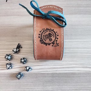 Remeték Titkos Társasága logóval ellátott kockatartó szütyő - játék & sport - táblajáték és kártyajáték - társasjátékok - dobókocka - Meska.hu