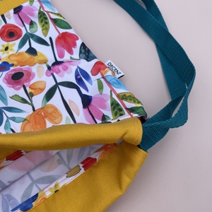 Összehúzható hátizsák színes, virágos mintával, első zsebbel - sárga/türkiz - táska & tok - hátizsák - tornazsák, gymbag - Meska.hu