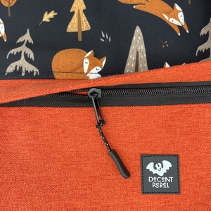 Összehúzható hátizsák, rókás mintával, softshell és bútorszövet anyagból, fekete pánttal - táska & tok - hátizsák - tornazsák, gymbag - Meska.hu