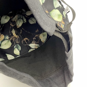 Összehúzható hátizsák, zöld levél mintákkal, gyöngyvászon és bútorszövet anyagból, fekete pánttal - táska & tok - hátizsák - tornazsák, gymbag - Meska.hu