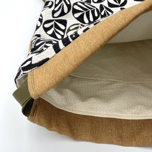 Összehúzható hátizsák fekete-fehér leveles mintával, bútorszövettel - homokszín/zöld - táska & tok - hátizsák - tornazsák, gymbag - Meska.hu