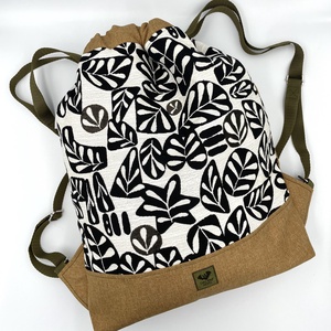Összehúzható hátizsák fekete-fehér leveles mintával, bútorszövettel - homokszín/zöld - táska & tok - hátizsák - tornazsák, gymbag - Meska.hu