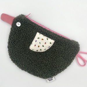 Kacsa haver pipere táska - sötétzöld buklé/bogyós termések - táska & tok - neszesszer - Meska.hu