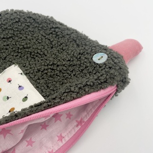 Kacsa haver pipere táska - sötétzöld buklé/bogyós termések - táska & tok - neszesszer - Meska.hu