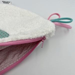 Kacsa haver pipere táska - fehér buklé/türkiz, magenta csőr - táska & tok - neszesszer - Meska.hu