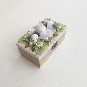 Mini vintage gyűrűtartó doboz fehér díszítéssel, Esküvő, Kiegészítők, Gyűrűtartó & Gyűrűpárna, Virágkötés, MESKA