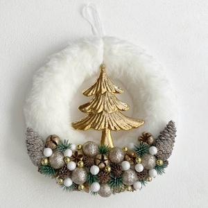 Szőrmés karácsonyi ajtódísz  - Meska.hu