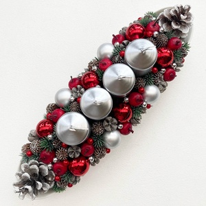 Adventi asztaldísz ezüst fehér, Karácsony, Adventi díszek, Adventi koszorú, Virágkötés, 35 cm hosszúkás fehér tálba készült karácsonyi adventi asztaldísz, ezüst gyertyákkal, ezüst és piro..., MESKA