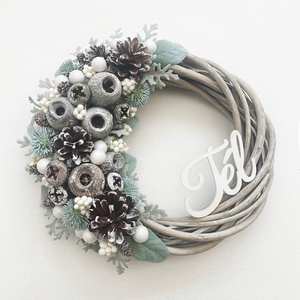 Téli ajtódísz hamvas levelekkel - Meska.hu