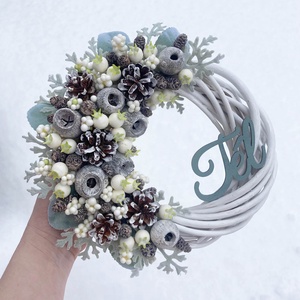 Téli ajtódísz hamvas levelekkel - Meska.hu