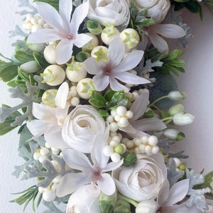 Fehér virágos ajtódísz bogyókkal - otthon & életmód - dekoráció - ajtó- és ablak dekoráció - ajtódísz & kopogtató - Meska.hu