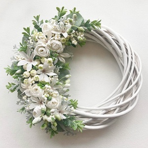 Fehér virágos ajtódísz bogyókkal - Meska.hu