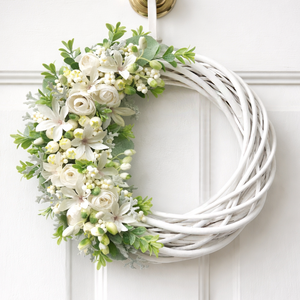 Fehér virágos ajtódísz bogyókkal, Otthon & Életmód, Dekoráció, Ajtó- és ablak dekoráció, Ajtódísz & Kopogtató, Virágkötés, MESKA