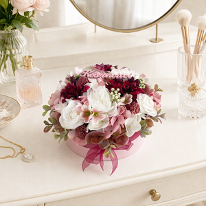 Virágdoboz bordó rózsaszín, Otthon & Életmód, Virágdekoráció, Virágok, Virágbox, Virágkötés, 17 cm dobozba készült, díszítéssel együtt kb. 20-22cm átmérőjű. Friss tavaszi hangulatú virágbox. É..., MESKA