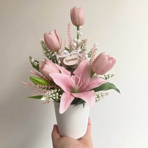 Anyák napi asztaldísz - tulipánokkal és gyöngyvirággal - otthon & életmód - virágdekoráció - virágdíszek - virágdísz kaspóban - Meska.hu