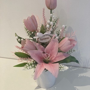 Anyák napi asztaldísz - tulipánokkal és gyöngyvirággal - otthon & életmód - virágdekoráció - virágdíszek - virágdísz kaspóban - Meska.hu