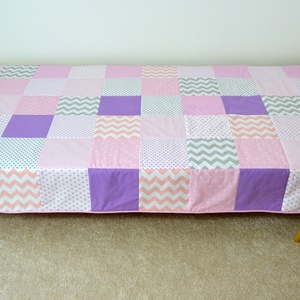 Rózsaszín-lila patchwork ágytakaró - otthon & életmód - lakástextil - ágytakaró - Meska.hu