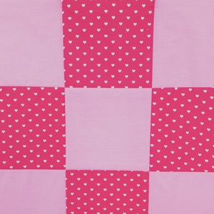 Szivecskés pink-rózsaszín patchwork falvédő - otthon & életmód - babaszoba, gyerekszoba - falvédő gyerekszobába - Meska.hu