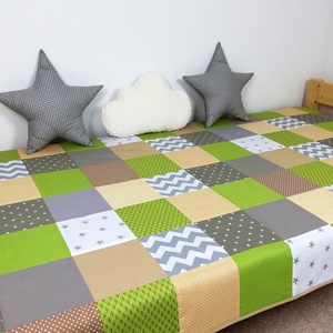 Zöld-drapp patchwork ágytakaró - Meska.hu