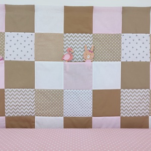 Rózsaszín-bézs zsebes patchwork falvédő - otthon & életmód - babaszoba, gyerekszoba - falvédő gyerekszobába - Meska.hu