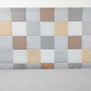 Szürke-drapp patchwork falvédő - otthon & életmód - babaszoba, gyerekszoba - falvédő gyerekszobába - Meska.hu