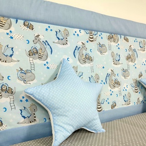 Világoskék macis-sárkányos falvédő - otthon & életmód - lakástextil - falvédő - Meska.hu