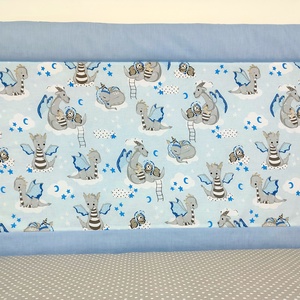 Világoskék macis-sárkányos falvédő - otthon & életmód - lakástextil - falvédő - Meska.hu