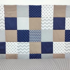 Sötétkék-drapp patchwork falvédő - otthon & életmód - babaszoba, gyerekszoba - falvédő gyerekszobába - Meska.hu Sötétkék-drapp patchwork falvédő - otthon & életmód - babaszoba, gyerekszoba - falvédő gyerekszobába - Meska.hu