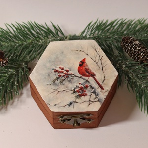 Téli madaras ajándékdoboz , Karácsony, Karácsonyi ajándékozás, Karácsonyi ajándékcsomagolás, Decoupage, transzfer és szalvétatechnika, MESKA